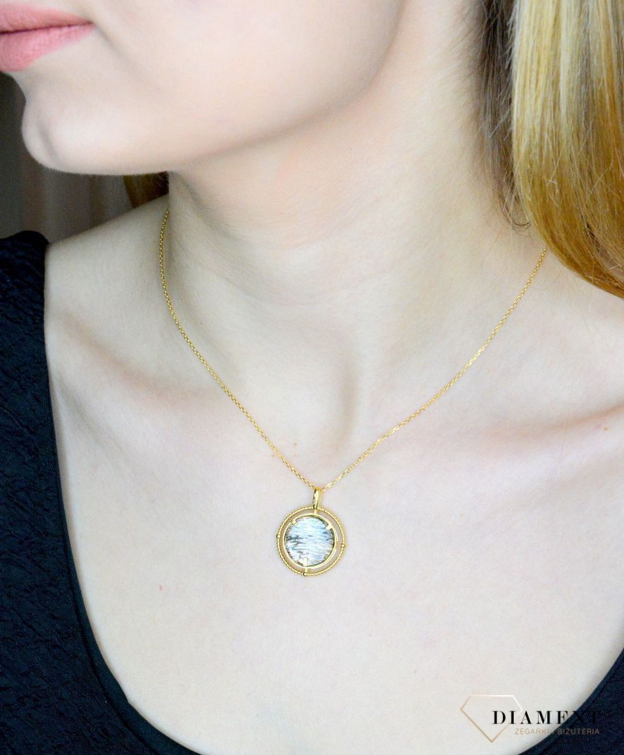 Srebrny naszyjnik damski pokryty złotem z okrągłą muszlą w oprawie 0758160300 B. Naszyjnik pokryty 24-karatowym złotem z muszlą naturalną w organicznej ramce. Naszyjnik wykonany z najwyższej próby srebra 925.Jest idealnym pomysłem na (1).jpg